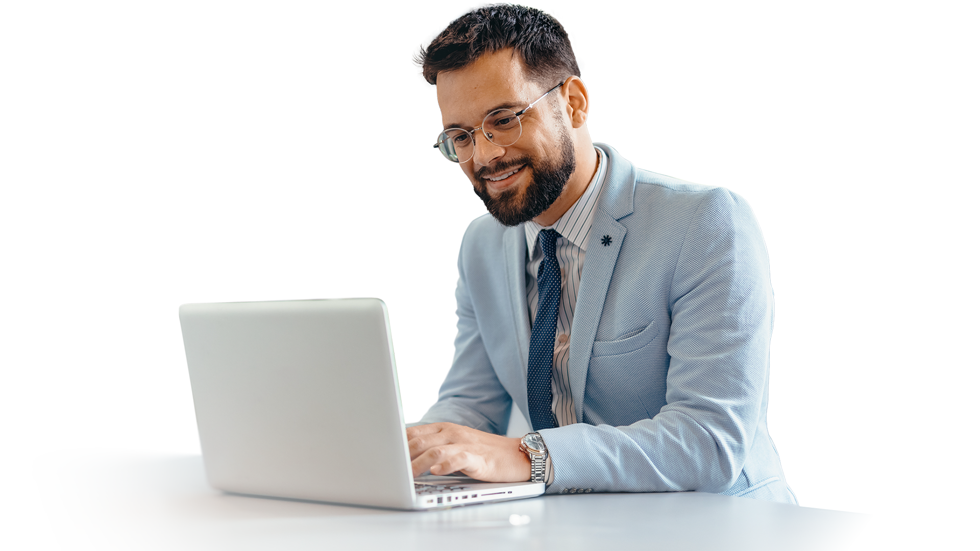 profesional sonriendo al usar una laptop